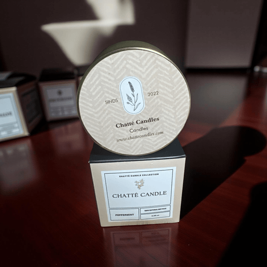 Chatté Peppermint luxury candle in beige tin with botanical logo atop matching box, natural soy wax by Mijn winkel