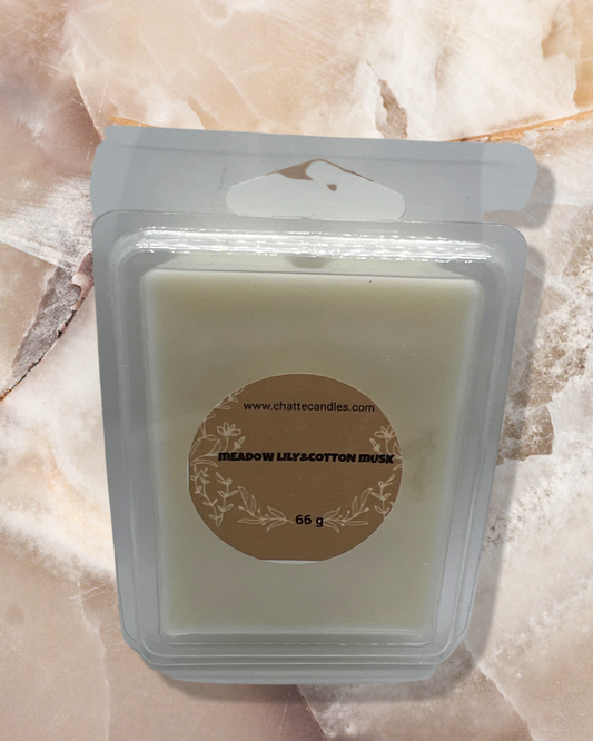 Meadow lily&cotton musk scented wax melt in clear plastic clamshell packaging, featuring a cream-colored wax and kraft paper label with floral design, 66g weight by Mijn winkel