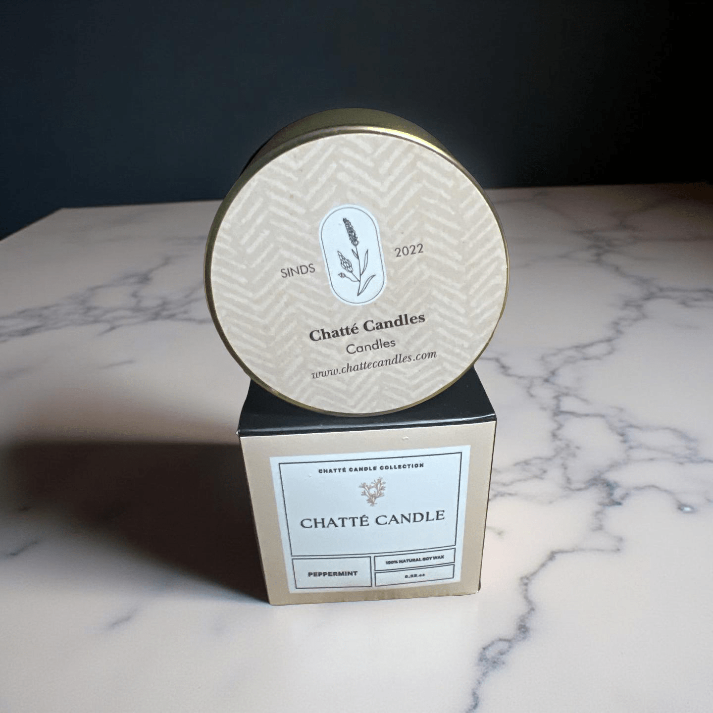 Chatté Peppermint candle in gold metallic tin with minimalist label, natural soy wax, by Mijn winkel on marble surface