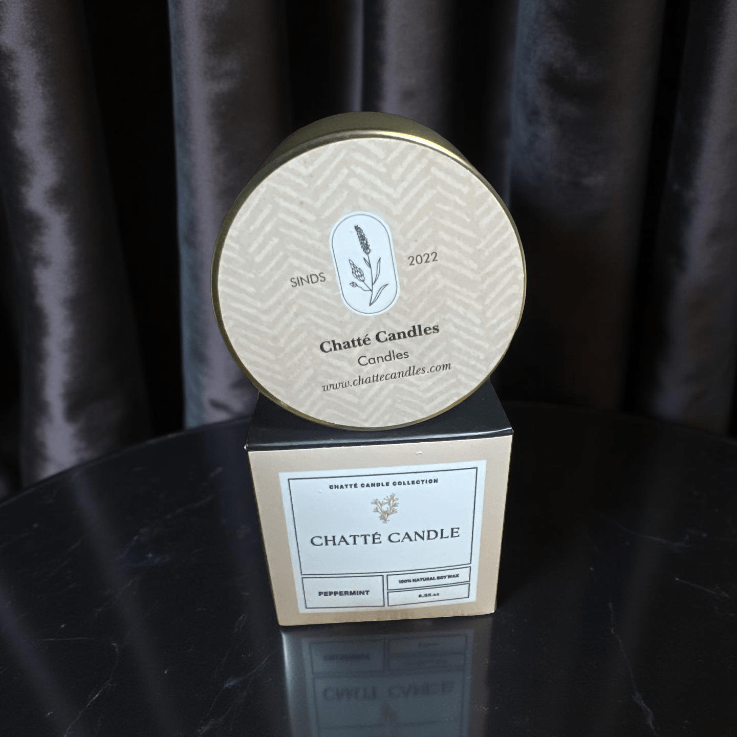 Chatté Peppermint candle in beige box with gold lid, featuring minimalist botanical label by Mijn winkel, premium natural soy wax