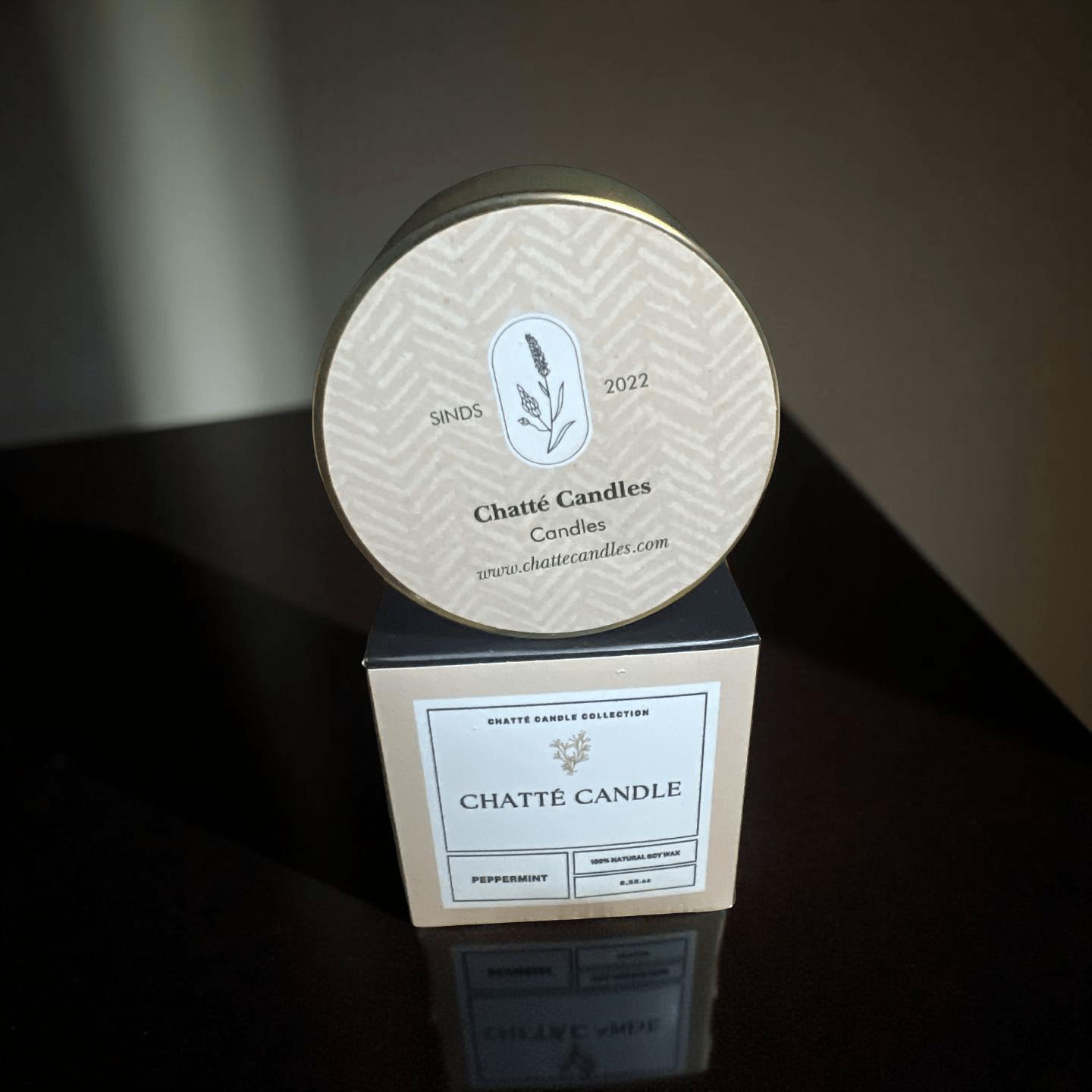 Chatté Peppermint candle in beige packaging with botanical logo and minimalist design by Mijn winkel, featuring natural soy wax.