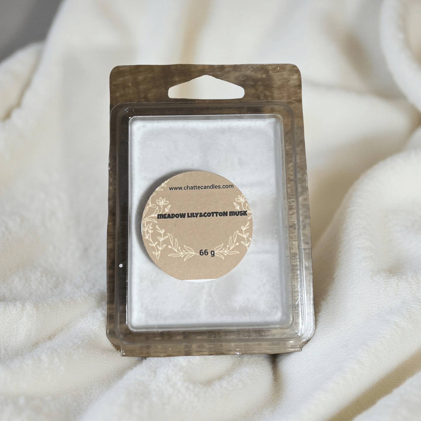 Meadow lily and cotton musk scented wax melts in clear clamshell packaging with beige floral label by Mijn winkel