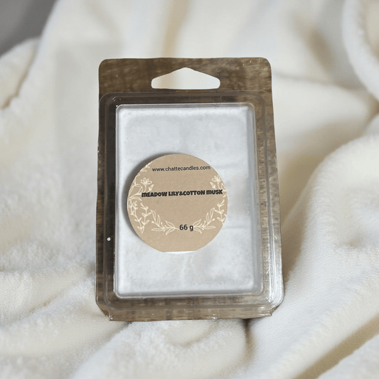 Meadow lily and cotton musk scented wax melts in clear clamshell packaging with beige floral label by Mijn winkel