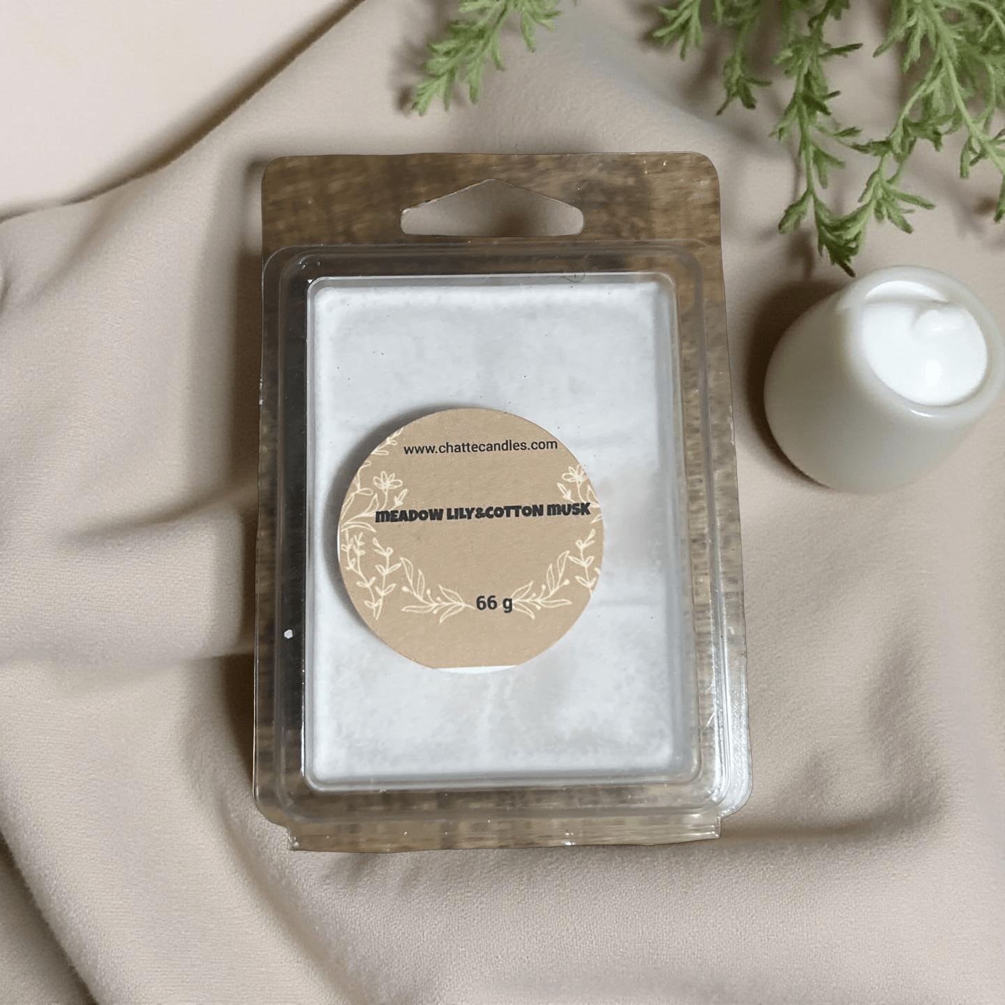 Meadow lily and cotton musk scented wax melts in clear clamshell packaging with kraft paper label by Mijn winkel
